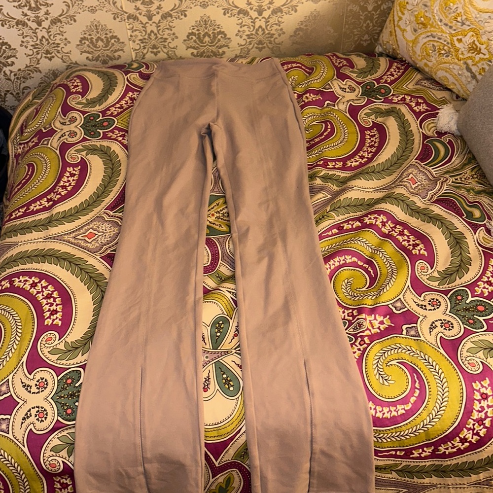 ALO bootcut legging. Taupe. Size S. Never worn.